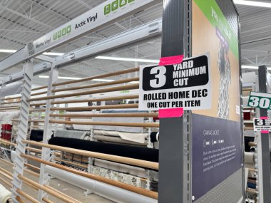 Rockford, Illinois - 19 Mart 2025: Joann Kumaş ve Esnaf Mağazası 'nda kapatılan kumaş cıvata satışları için minimum 3 yarda kesintiye dair müşterileri bilgilendirme belgesi imzalayın