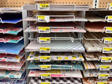 Rockford, Illinois - 19 Mart 2025: Joann Kumaş ve Esnaf Mağazası 'nın kapanış albümünde tek bir renkli defter sergisi