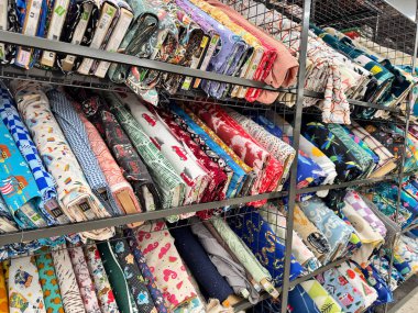 Rockford, Illinois - 19 Mart 2025: Joann Kumaş ve Esnaf Mağazası 'nda renkli kumaş sürgüleri sergileniyor