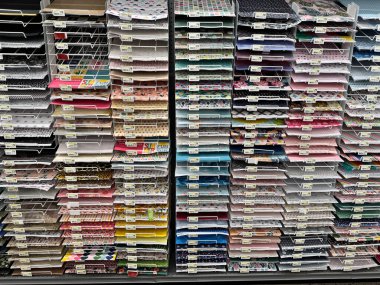 Rockford, Illinois - 19 Mart 2025: Joann Kumaş ve Esnaf Mağazası 'nın kapanış albümünde tek bir renkli defter sergisi