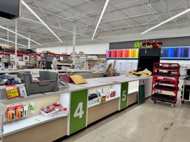 Rockford, Illinois - 19 Mart 2025: Kapatılan Joann Kumaş ve Esnaf dükkanındaki kumaş kesme istasyonu