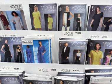 Rockford, Illinois - 19 Mart 2025: Vogue marka dikiş desenleri kapatılan Joann Kumaş ve Esnaf mağazasında sergileniyor