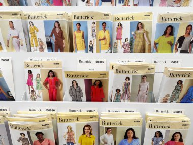 Rockford, Illinois - 19 Mart 2025: Butterick marka dikiş desenleri kapatılan Joann Kumaş ve Esnaf mağazasında sergileniyor