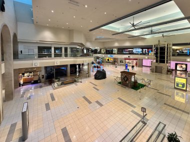 Rockford, Illinois - 19 Mart 2025 Ölü AVM 'nin içinde bir sürü kapalı mağazası olan CherryVale Alışveriş Merkezi
