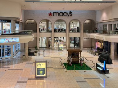 Rockford, Illinois - 19 Mart 2025: CherryVale Alışveriş Merkezi 'ndeki Macy' s mağazasının içi