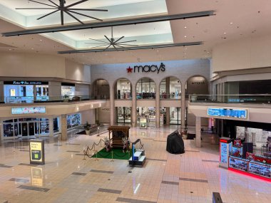 Rockford, Illinois - 19 Mart 2025: CherryVale Alışveriş Merkezi 'ndeki Macy' s mağazasının içi