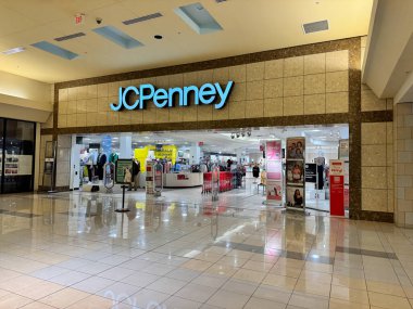 Rockford, Illinois - 19 Mart 2025: CherryVale Alışveriş Merkezi 'ndeki bir JCPenny mağazasının içi