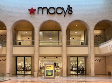 Rockford, Illinois - 19 Mart 2025: CherryVale Alışveriş Merkezi 'ndeki Macy' s mağazasının içi