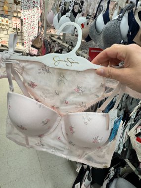 Plymouth, Minnesota - 23 Mart 2025 El, Jessica Simpson marka sutyen ve tanga iç çamaşırı satıyor.