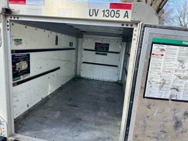 Plymouth, Minnesota - 23 Mart 2025: boş bir U-Haul karavanının içinde