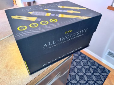 Plymouth, Minnesota - 23 Mart 2025: DryBar Çok Kapalı Hava ve Aktif Isı Çok Taraflı Saç Kurutma Seti Tezgahta Oturuyor
