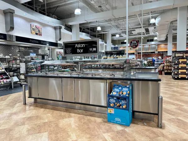 Viyana, Virginia - 12 Mart 2025 Harris Teeter marketinin büfesinde sıcak yiyecekler yemeye hazır.