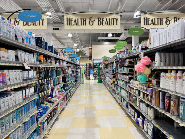 Вена, Вирджиния - 12 марта 2025 года: отдел красоты и здоровья в продуктовом магазине Harris Teeter