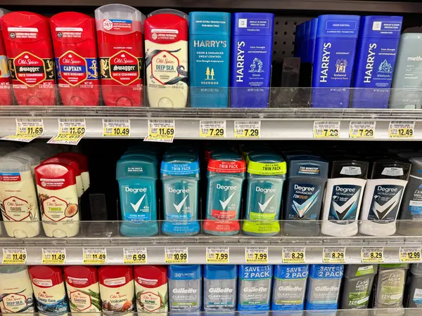 Viyana, Virginia - 12 Mart 2025: Bir perakende mağazasında erkek deodorant seçimi