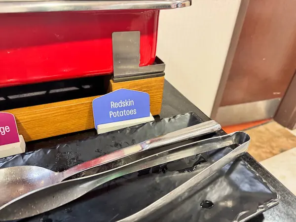 Kızıl derili patatesler için bir otel büfesine imza atın.