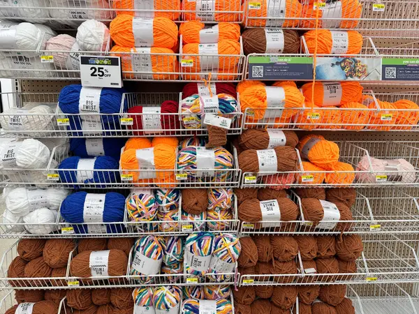 Rockford, Illinois - 19 Mart 2025: Joann Fabrics and Craft mağazasında renkli iplik koleksiyonu