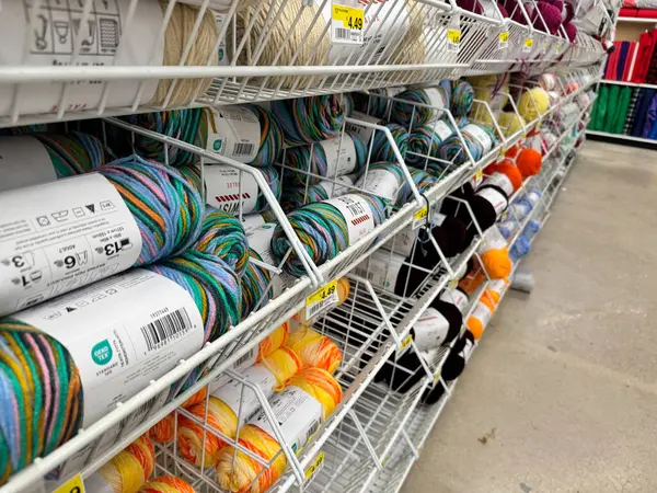 Rockford, Illinois - 19 Mart 2025: Joann Fabrics and Craft mağazasında renkli iplik koleksiyonu