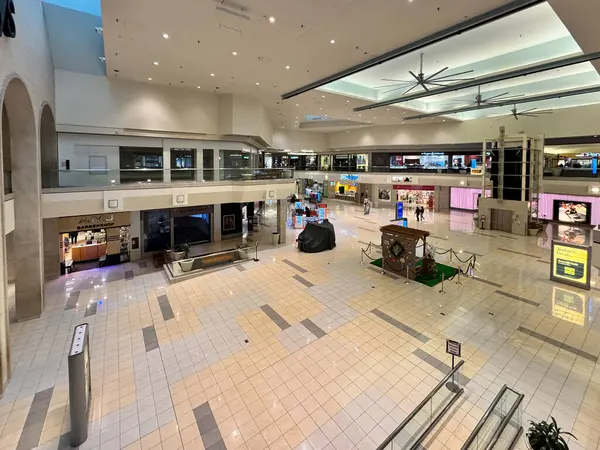 Rockford, Illinois - 19 Mart 2025 Ölü AVM 'nin içinde bir sürü kapalı mağazası olan CherryVale Alışveriş Merkezi