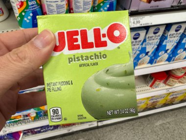 Plymouth, Minnesota - 3 Nisan 2025: Jöle fıstığı aromalı hazır puding ve bir markette turta doldurma