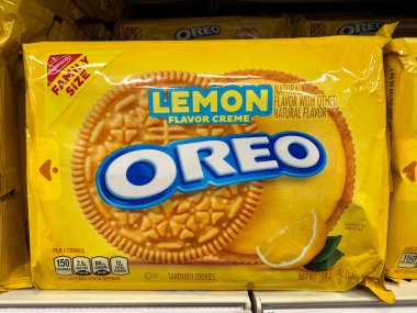 Plymouth, Minnesota - 3 Nisan 2025: Bir markette sergilenen limon kremalı Oreo kurabiyeleri