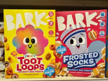 Plymouth, Minnesota - 3 Nisan 2025: Bark Box marka köpek maması bir marketin rafında satılıyor