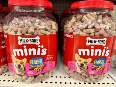 Plymouth, Minnesota - 3 Nisan 2025: Milk Bone Minis kemik şekilli köpek maması büyük plastik bir kavanozda markette satılıyor