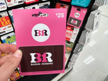 Plymouth, Minnesota - 3 Nisan 2025: Hand 'in elinde Baskin Robins dondurma dükkanı hediye çeki var