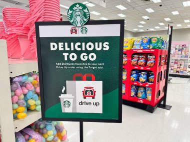 Plymouth, Minnesota - 3 Nisan 2025: Starbucks 'ın çevrimiçi cep telefonu siparişleri için bir mağazaya imza atın