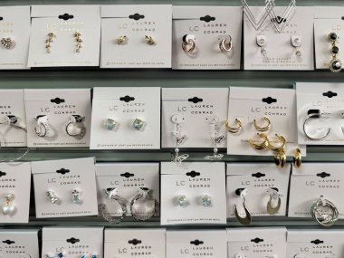 Plymouth, Minnesota - 3 Nisan 2025: Lauren Conrad 'ın küpeleri Kohls mağazasında sergileniyor
