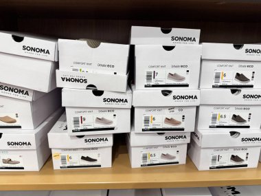 Plymouth, Minnesota - 3 Nisan 2025: Sonoma Kohls mağazasının kadın ayakkabıları kutularda sergileniyor.