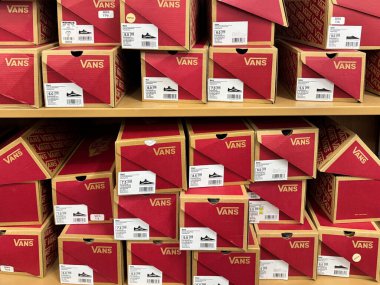 Plymouth, Minnesota - 3 Nisan 2025: Bir mağazada sergilenen, kutularda Vans marka ayakkabıların sergilenmesi