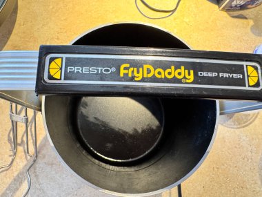 Yeni Umut, Minnesota - 5 Nisan 2025: A Presto Brand Daddy Deep Fryer 'ın Küçük Mutfak Aletleri