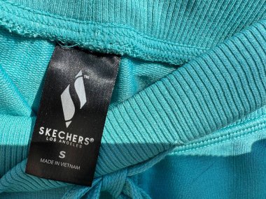 Yeni Umut, Minnesota - 5 Nisan 2025: Skechers marka giysilerin logosu, günlük spor