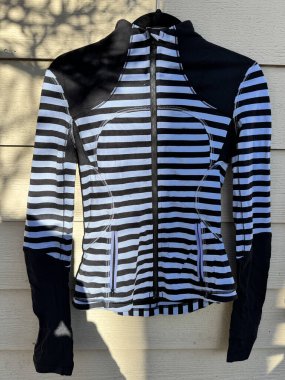Yeni Umut, Minnesota - 5 Nisan 2025: Klasik mor çizgili Lululemon Tanımlama Ceketi