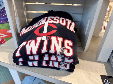 Minneapolis, Minnesota - 11 Nisan 2025: Minnesota Twins MLB beysbol temalı gömlekler bir hediyelik eşya dükkanında satılıyor