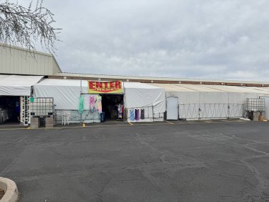Mesa, Arizona - 13 Nisan 2025: Mesa Market Bit Pazarına Giriş ve Takas Buluşması