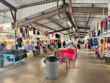 Mesa, Arizona - 13 Nisan 2025: Mesa Market Yer Değiş tokuşu 'nun içinde bit pazarı buluşması