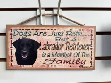 Mesa, Arizona - 13 Nisan 2025: Siyah labrador retriever işareti, köpeğin ailenin bir üyesi olduğunu belirtiyor
