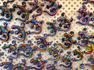 Güneybatı tarzı kertenkelelerin yer aldığı, Mesa Market Bit Pazarı 'nda satılan metal açık hava sanat eserleri.