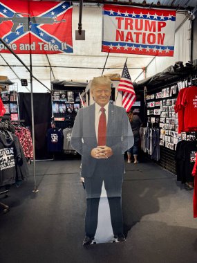 Mesa, Arizona - 13 Nisan 2025: Cumhuriyetçi bir siyasi kabinde gerçek boyutta Başkan Donald Trump karton maket. Mesa Market Swap 'ta çekildi Bit Pazarı ile Karşılaşma