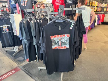 Mesa, Arizona - 13 Nisan 2025: Başkan Donald Trump tişörtlerinin yer aldığı MAGA ürünleri - Baba Evi. Mesa Market Takas Buluşması 'nda çekildi.