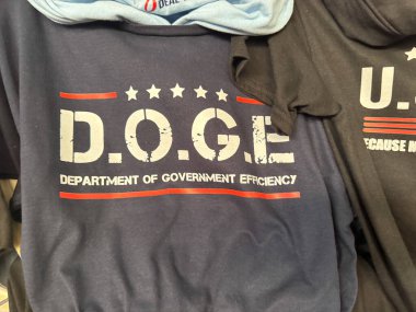 Mesa, Arizona - 13 Nisan 2025: DOGE - Devlet Verimlilik Departmanı tişörtü. Elon Musk ve Donald Trump MAGA ürünleri