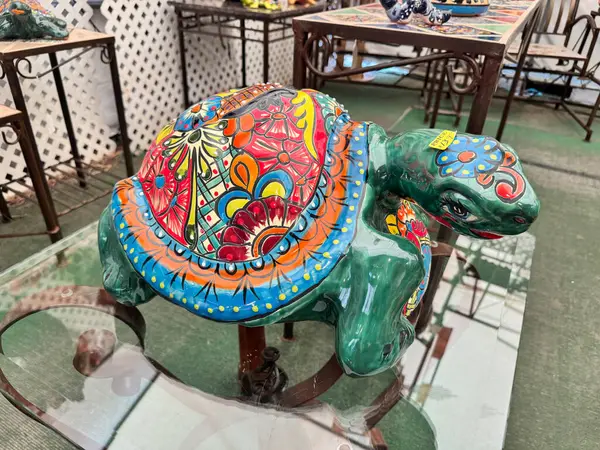 Mesa, Arizona - 13 Nisan 2025: Geleneksel Meksika talavera çömlek tasarımı kaplumbağa çim süsü