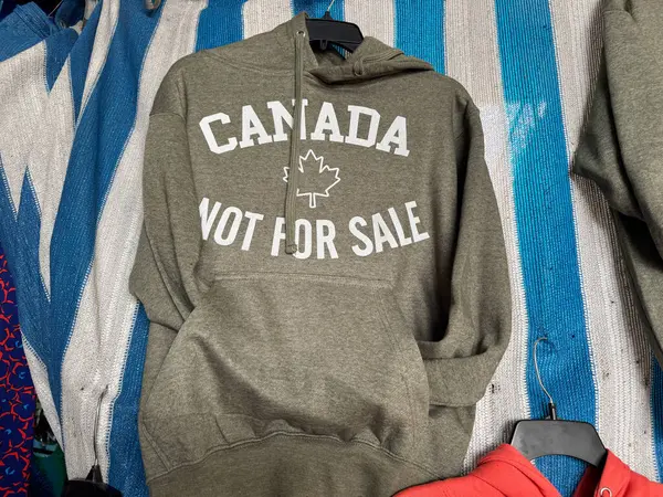 Mesa, Arizona - 13 Nisan 2025: Kanada Satılık Değil ile eşofman üstü. Başkan Trump 'ın Kanada' nın ABD 'ye katılmasını istemesine tepki