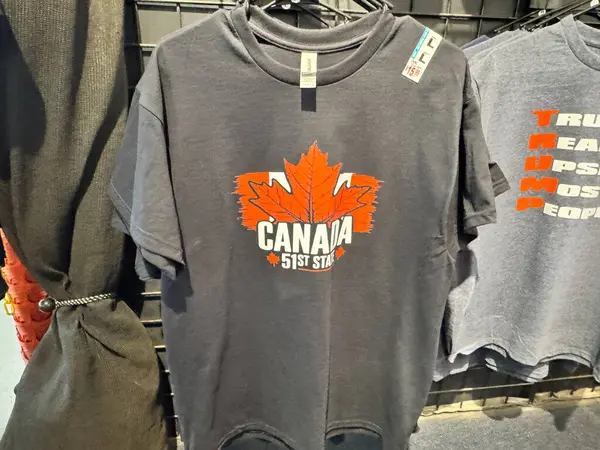 Mesa, Arizona - 13 Nisan 2025: Kanada 51. Eyaleti tişörtü, Başkan Donald Trump Kanada 'yı ABD' nin bir parçası yapma konusunda açıklama