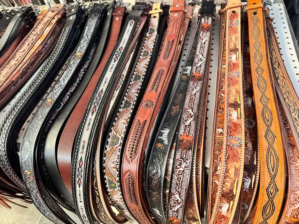 Satılık büyük dekoratif deri kemerler.