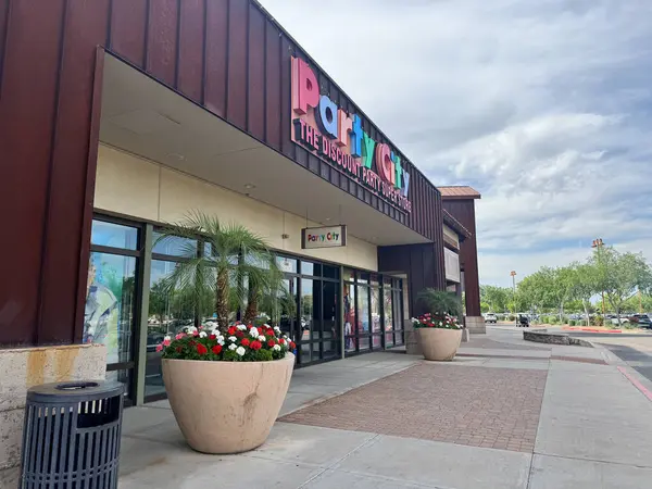 Mesa, Arizona - 13 Nisan 2025: bir Party City indirim mağazasının dışı. Party City batıyor.