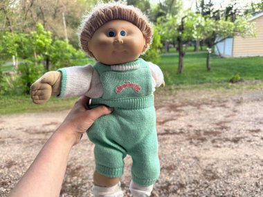 Scandia, MInnesota - 9 Mayıs 2025: 1980 'lerin otantik lahana bebek kafası, çocuk