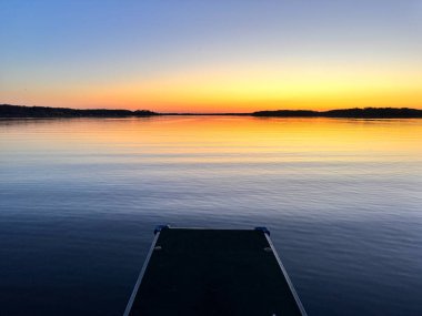 Scandia yakınlarındaki Büyük Denizcilik Gölü Minnesota 'da renkli, huzurlu bir bahar günbatımı.