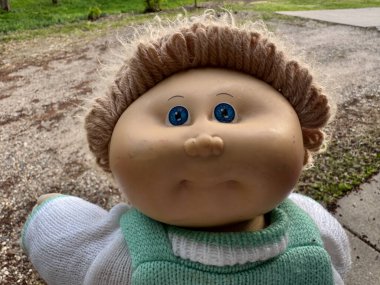 Scandia, MInnesota - 9 Mayıs 2025: 1980 'lerin otantik lahana bebek kafası, çocuk